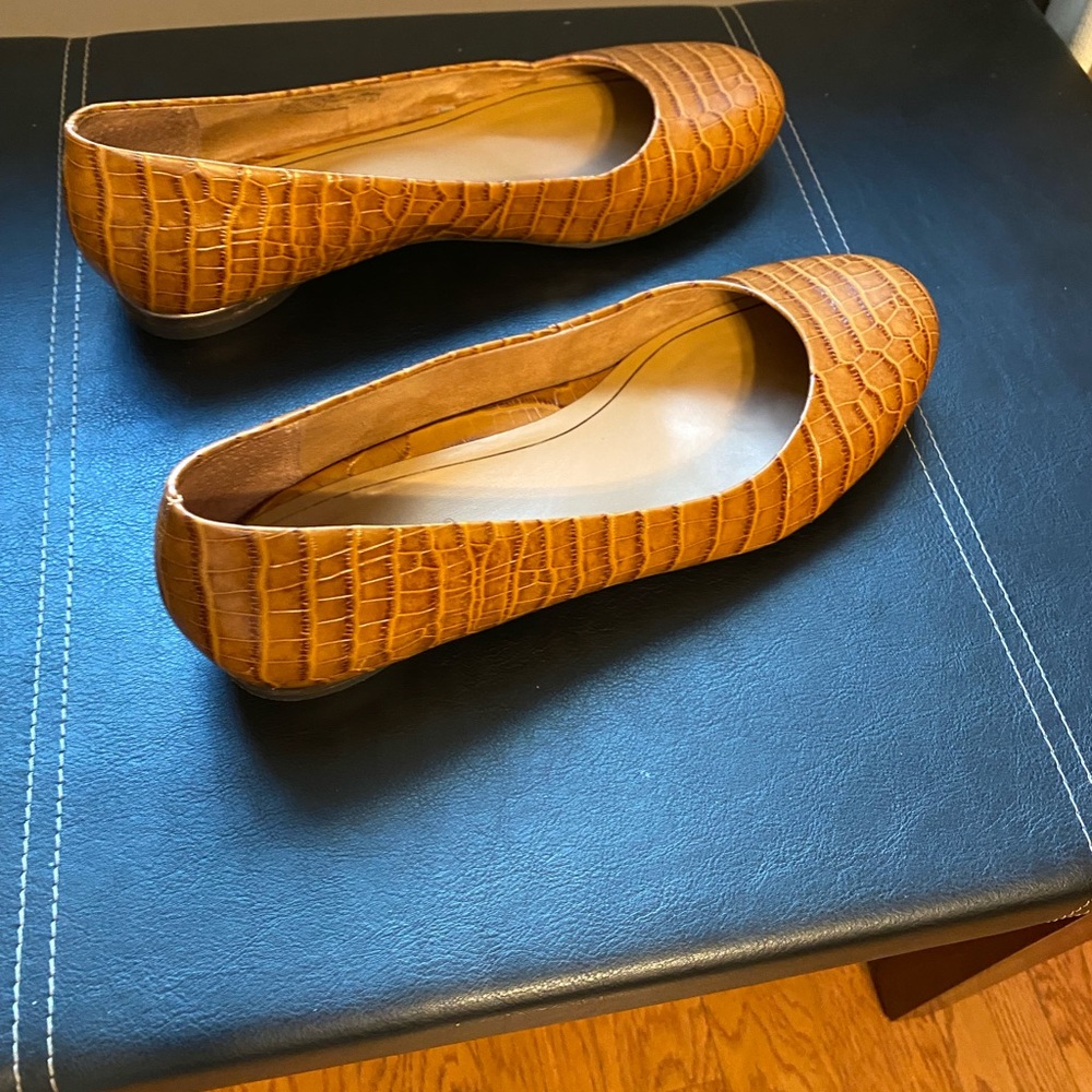 Vionic womens flats. Size 9